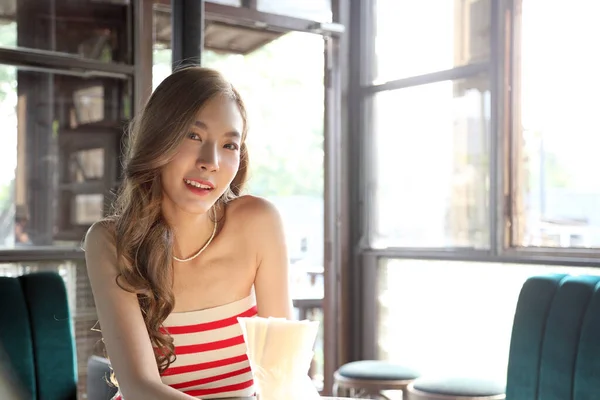 Den Söta Asiatiska Kvinnan Som Känner Sig Avslappnad Poserar Restaurangen — Stockfoto