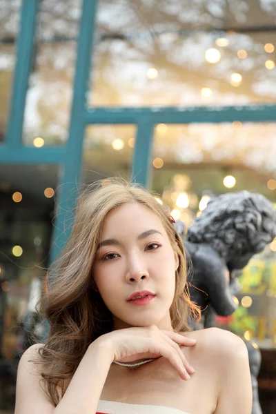 Den Söta Asiatiska Kvinnan Som Känner Sig Avslappnad Poserar Utomhusrestaurangen — Stockfoto