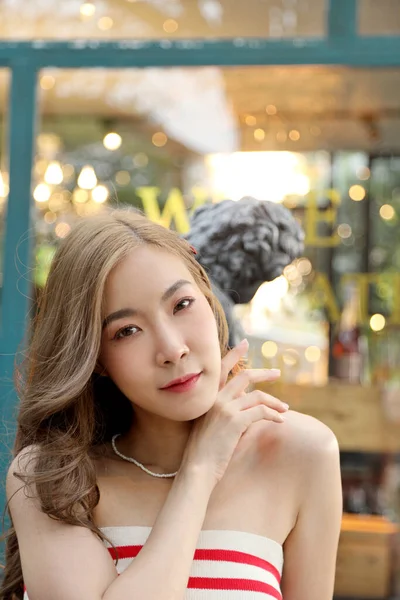 Den Söta Asiatiska Kvinnan Som Känner Sig Avslappnad Poserar Utomhusrestaurangen — Stockfoto