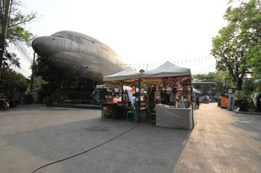 Bangkok, Tayland - 11 Mart 2023 Changchui uçak gece pazarı olarak bilinir. Bu eşsiz yer gündüz ve gün batımından sonra farklı titreşimler sağlıyor. Sen ve sevdiklerin ve belki de yaramazlarınız çeşitli mutfakların tadını çıkarabilirsiniz.