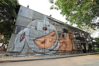 Bangkok, Tayland - 11 Mart 2023 Changchui uçak gece pazarı olarak bilinir. Bu eşsiz yer gündüz ve gün batımından sonra farklı titreşimler sağlıyor. Sen ve sevdiklerin ve belki de yaramazlarınız çeşitli mutfakların tadını çıkarabilirsiniz.