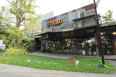 Bangkok, Tayland - 11 Mart 2023 Changchui uçak gece pazarı olarak bilinir. Bu eşsiz yer gündüz ve gün batımından sonra farklı titreşimler sağlıyor. Sen ve sevdiklerin ve belki de yaramazlarınız çeşitli mutfakların tadını çıkarabilirsiniz.