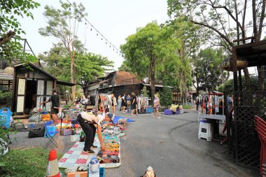 Bangkok, Tayland - 11 Mart 2023 Changchui uçak gece pazarı olarak bilinir. Bu eşsiz yer gündüz ve gün batımından sonra farklı titreşimler sağlıyor. Sen ve sevdiklerin ve belki de yaramazlarınız çeşitli mutfakların tadını çıkarabilirsiniz.