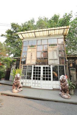 Bangkok, Tayland - 11 Mart 2023 Changchui uçak gece pazarı olarak bilinir. Bu eşsiz yer gündüz ve gün batımından sonra farklı titreşimler sağlıyor. Sen ve sevdiklerin ve belki de yaramazlarınız çeşitli mutfakların tadını çıkarabilirsiniz.