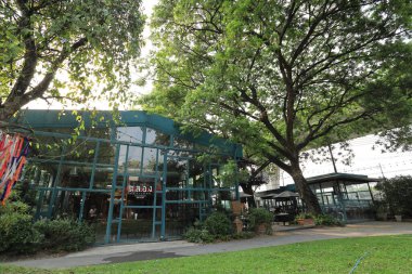 Bangkok, Tayland - 11 Mart 2023 Changchui uçak gece pazarı olarak bilinir. Bu eşsiz yer gündüz ve gün batımından sonra farklı titreşimler sağlıyor. Sen ve sevdiklerin ve belki de yaramazlarınız çeşitli mutfakların tadını çıkarabilirsiniz.