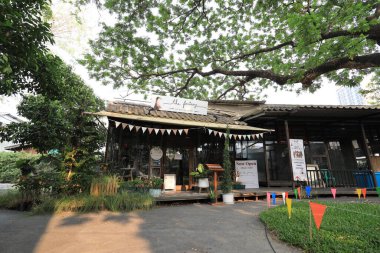 Bangkok, Tayland - 11 Mart 2023 Changchui uçak gece pazarı olarak bilinir. Bu eşsiz yer gündüz ve gün batımından sonra farklı titreşimler sağlıyor. Sen ve sevdiklerin ve belki de yaramazlarınız çeşitli mutfakların tadını çıkarabilirsiniz.