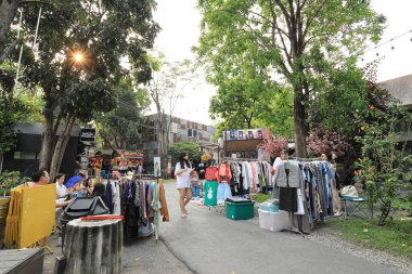 Bangkok, Tayland - 11 Mart 2023 Changchui uçak gece pazarı olarak bilinir. Bu eşsiz yer gündüz ve gün batımından sonra farklı titreşimler sağlıyor. Sen ve sevdiklerin ve belki de yaramazlarınız çeşitli mutfakların tadını çıkarabilirsiniz.
