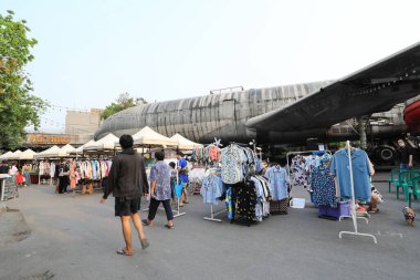 Bangkok, Tayland - 11 Mart 2023 Changchui uçak gece pazarı olarak bilinir. Bu eşsiz yer gündüz ve gün batımından sonra farklı titreşimler sağlıyor. Sen ve sevdiklerin ve belki de yaramazlarınız çeşitli mutfakların tadını çıkarabilirsiniz.