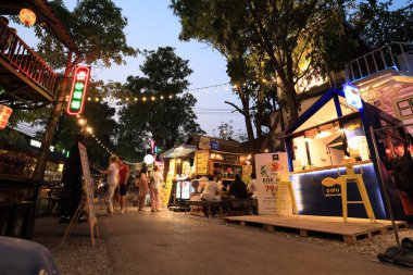 Bangkok, Tayland - 11 Mart 2023 Changchui uçak gece pazarı olarak bilinir. Bu eşsiz yer gündüz ve gün batımından sonra farklı titreşimler sağlıyor. Sen ve sevdiklerin ve belki de yaramazlarınız çeşitli mutfakların tadını çıkarabilirsiniz.