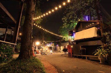 Bangkok, Tayland - 11 Mart 2023 Changchui uçak gece pazarı olarak bilinir. Bu eşsiz yer gündüz ve gün batımından sonra farklı titreşimler sağlıyor. Sen ve sevdiklerin ve belki de yaramazlarınız çeşitli mutfakların tadını çıkarabilirsiniz.