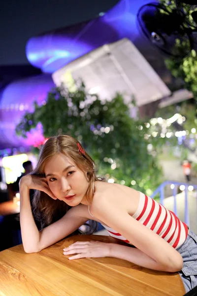 Mulher Asiática Bonito Sentindo Relaxar Posando Restaurante Noite — Fotografia de Stock