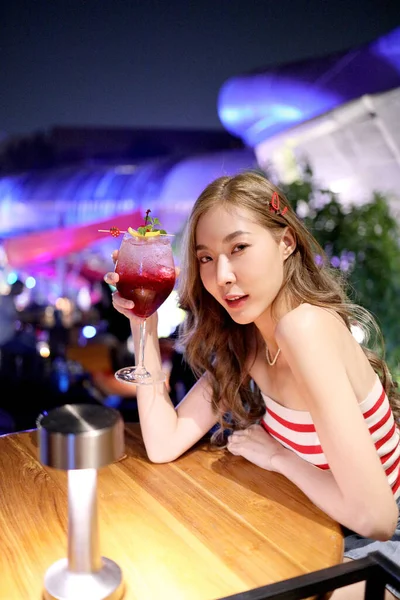 Schattige Aziatische Vrouw Gevoel Ontspannen Poseren Het Restaurant Avond Tijd — Stockfoto