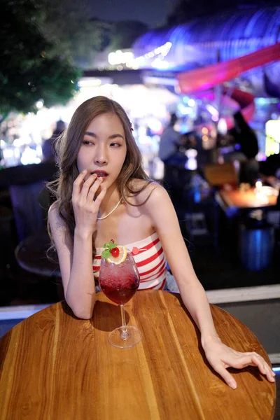 Die Süße Asiatin Fühlt Sich Entspannt Und Posiert Nachts Restaurant — Stockfoto