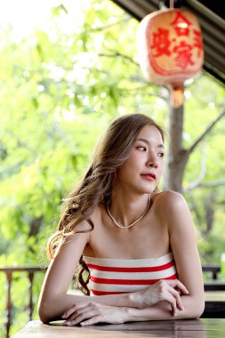 Tayland 'da gece gündüz gezen tatlı Asyalı kız.. 