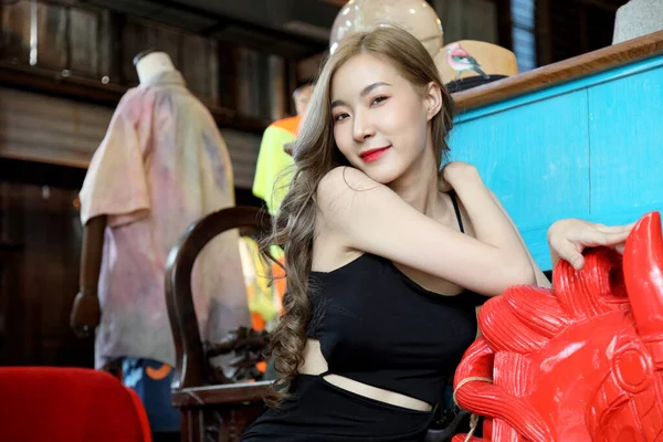 Schattige Aziatische Vrouw Gevoel Ontspannen Poseren Mode Winkel — Stockfoto