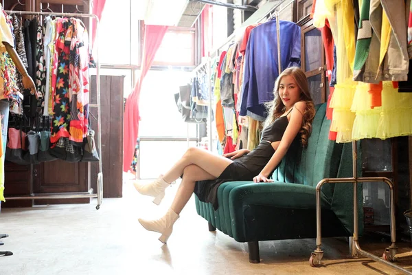 かわいいアジアの女性がリラックスしたポーズでファッション店 — ストック写真