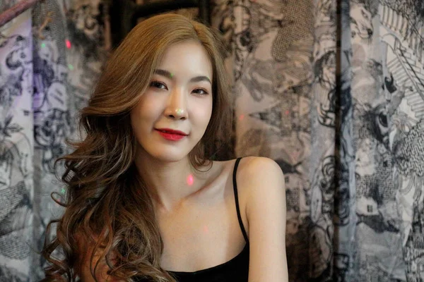 かわいいアジアの女性がリラックスしたポーズでファッション店 — ストック写真