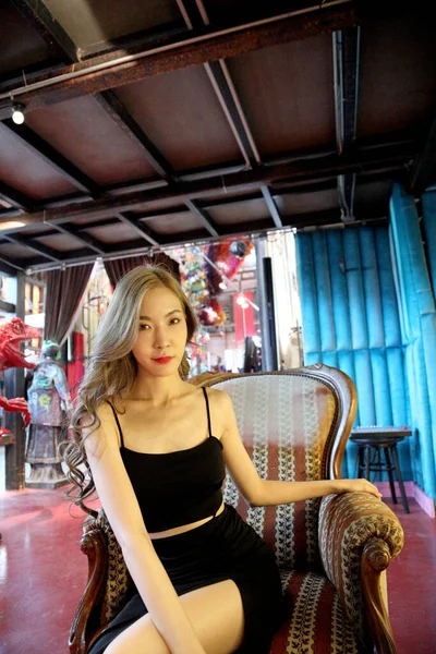Den Söta Asiatiska Kvinnan Känner Sig Avslappnad Poserar Modebutiken — Stockfoto