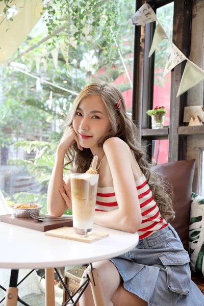 Schattige Aziatische Vrouw Eten Dessert Coffeeshop — Stockfoto