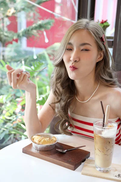 Schattige Aziatische Vrouw Eten Dessert Coffeeshop — Stockfoto