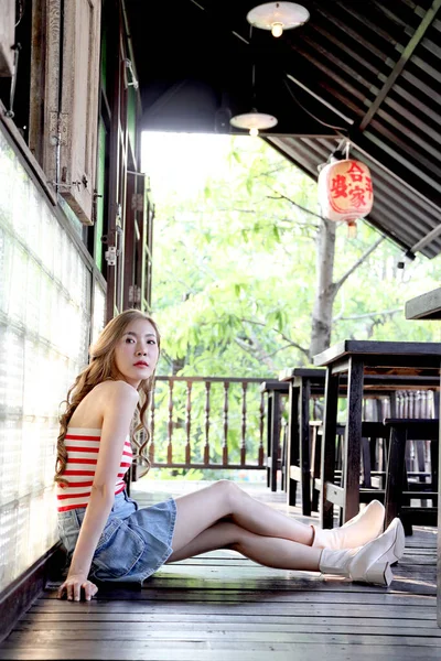 Den Söta Asiatiska Flickan Reser Thailand Nattmarknad Dagtid Och Nattetid — Stockfoto