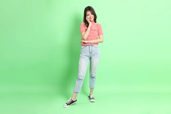 Joven Mujer Asiática Adulta Con Ropa Casual Con Jeans Pie — Foto de Stock
