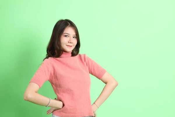 Jong Volwassen Aziatische Vrouw Met Casual Kleding Met Jeans Staan — Stockfoto