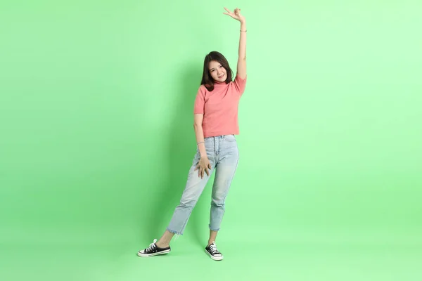 Den Unga Vuxna Asiatiska Kvinna Med Casual Kläder Med Jeans — Stockfoto
