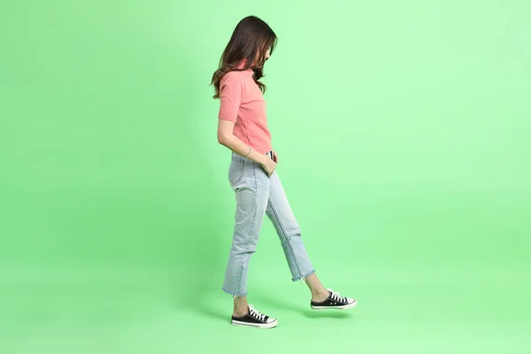 Mladý Dospělý Asijské Žena Ležérní Oblečení Džínami Stojící Zeleném Pozadí — Stock fotografie