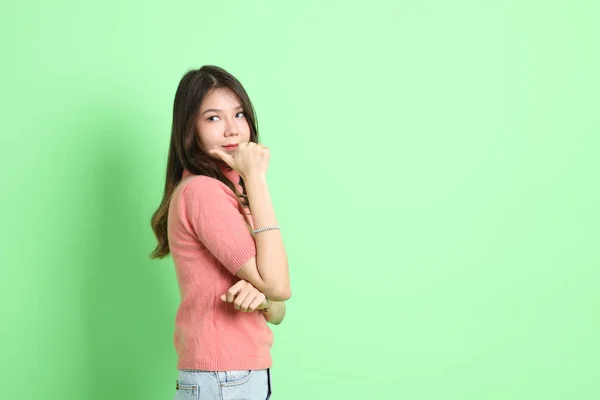 Молода Жінка Азії Одягнена Джинси Стоїть Зеленому Тлі — стокове фото