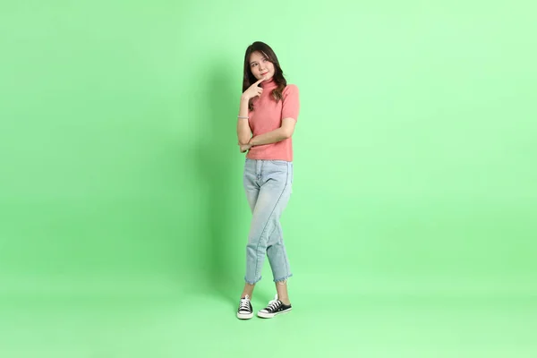Mladý Dospělý Asijské Žena Ležérní Oblečení Džínami Stojící Zeleném Pozadí — Stock fotografie