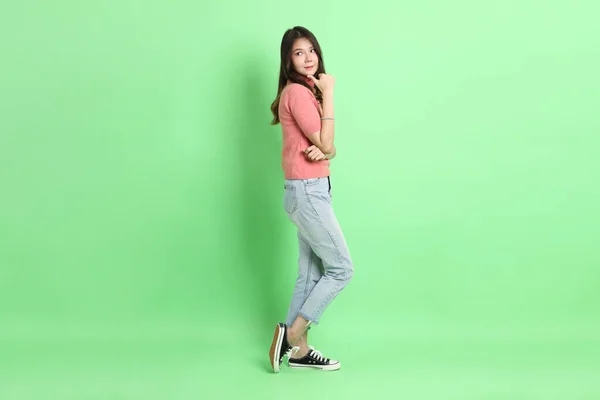 Die Junge Erwachsene Asiatin Mit Lässiger Kleidung Und Jeans Steht — Stockfoto