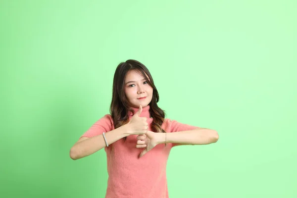 Молодая Взрослая Азиатка Повседневной Одежде Джинсах Стоящая Зеленом Фоне — стоковое фото