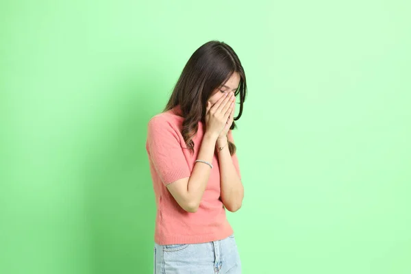 Jovem Mulher Asiática Adulta Com Roupas Casuais Com Jeans Fundo — Fotografia de Stock