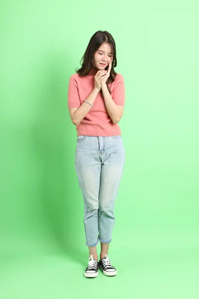 Den Unga Vuxna Asiatiska Kvinna Med Casual Kläder Med Jeans — Stockfoto