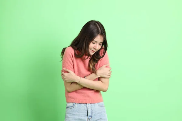 Молода Жінка Азії Одягнена Джинси Стоїть Зеленому Тлі — стокове фото