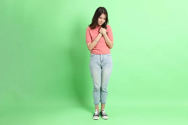 Joven Mujer Asiática Adulta Con Ropa Casual Con Jeans Pie —  Fotos de Stock