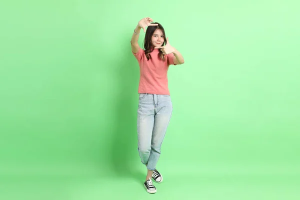 Joven Mujer Asiática Adulta Con Ropa Casual Con Jeans Pie —  Fotos de Stock