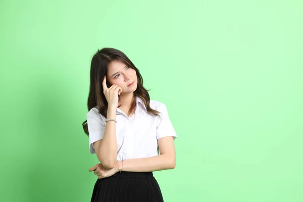 Yeşil Arka Planda Duran Üniformalı Genç Kız — Stok fotoğraf