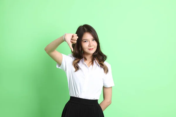Het Jonge Schoolmeisje Met Uniform Staat Groene Achtergrond — Stockfoto