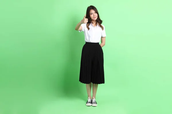 Het Jonge Schoolmeisje Met Uniform Staat Groene Achtergrond — Stockfoto