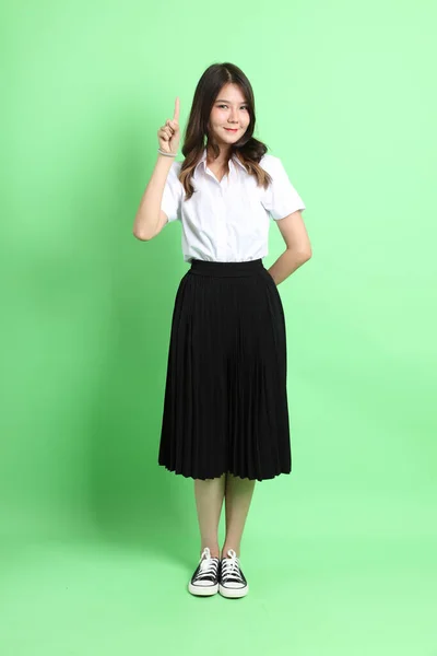 Mladá Školačka Uniformou Stojící Zeleném Pozadí — Stock fotografie