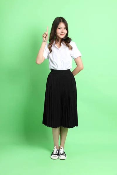 Joven Colegiala Con Uniforme Pie Sobre Fondo Verde — Foto de Stock