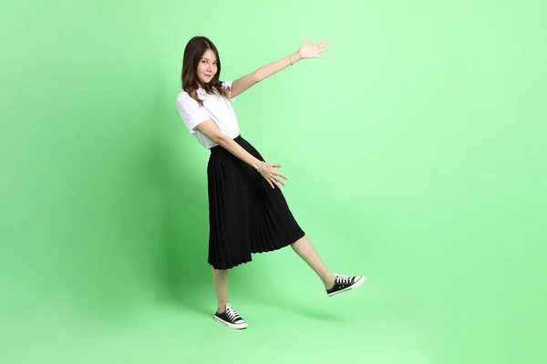 Den Unga Skolan Flicka Med Uniform Stående Den Gröna Bakgrunden — Stockfoto