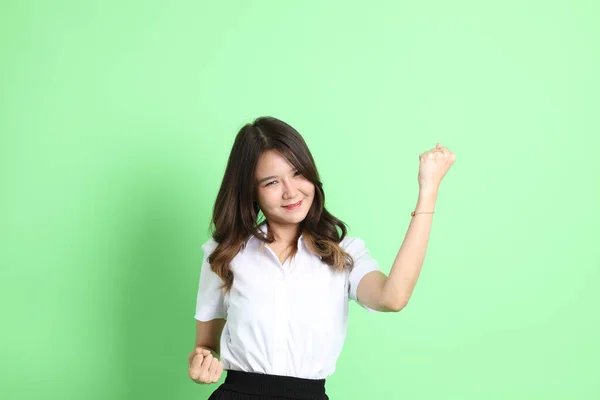 Joven Colegiala Con Uniforme Pie Sobre Fondo Verde — Foto de Stock