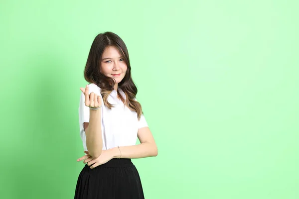 Jovem Menina Escola Com Uniforme Sobre Fundo Verde — Fotografia de Stock