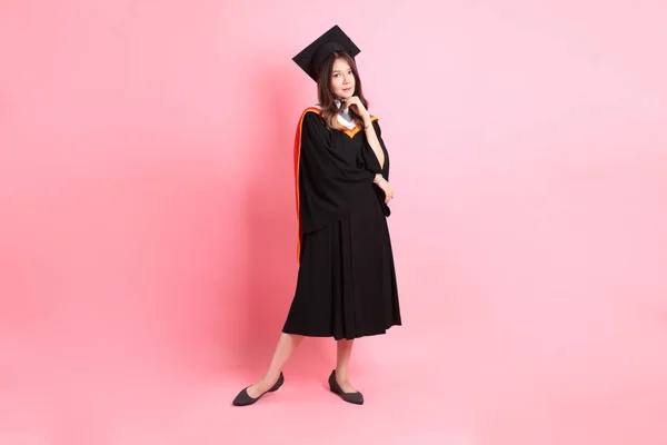 Asijka Maturitní Šaty Stojící Růžovém Pozadí — Stock fotografie