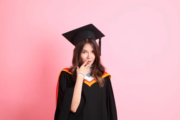 Mujer Asiática Vestido Graduación Pie Sobre Fondo Rosa — Foto de Stock