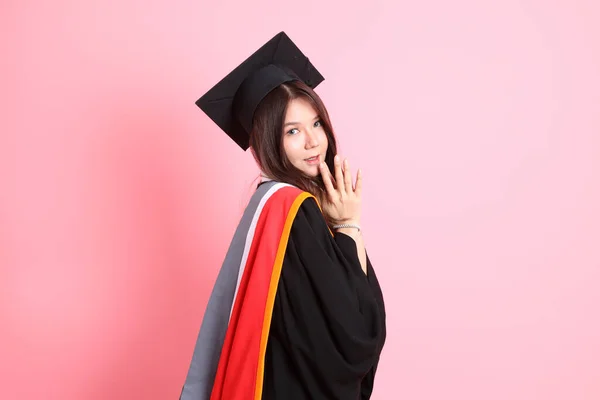 Die Asiatin Abschlusskleid Steht Auf Dem Rosa Hintergrund — Stockfoto