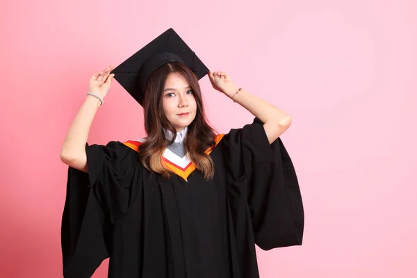 Mujer Asiática Vestido Graduación Pie Sobre Fondo Rosa —  Fotos de Stock